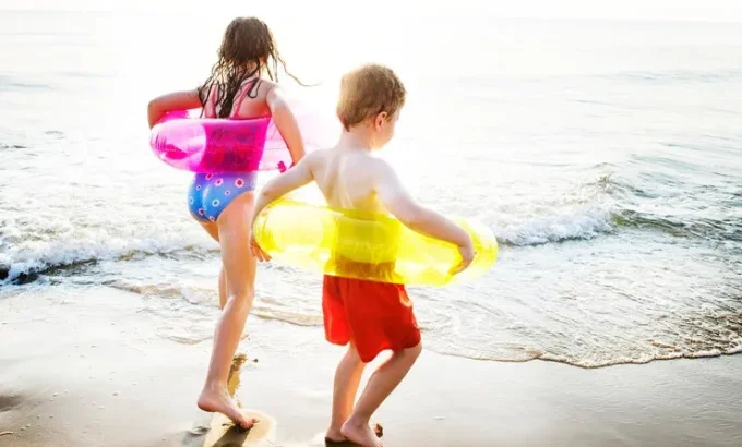 niños jugando en la playa