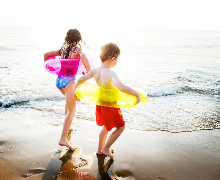 niños jugando en la playa