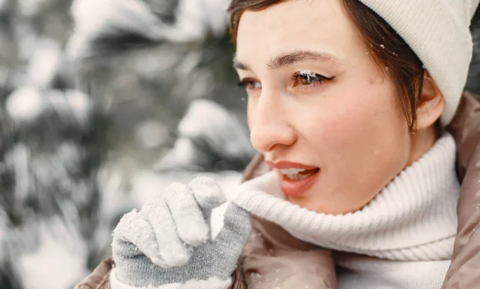 close-up-retrato-de-mujer-con-una-chaqueta-marron-en-el-parque-cubierto-de-nieve
